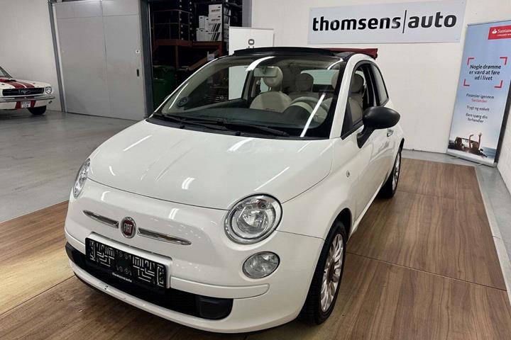 Hvid Fiat 500C fra 2013 set udefra