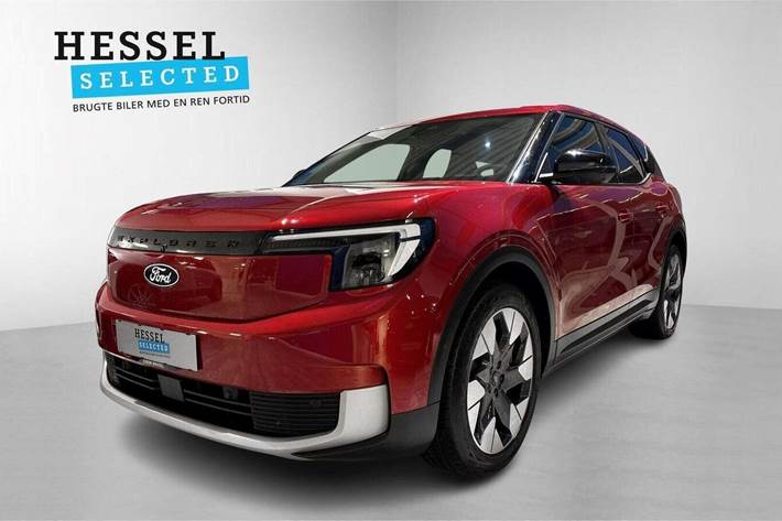 Rød Ford Explorer fra 2025 set udefra