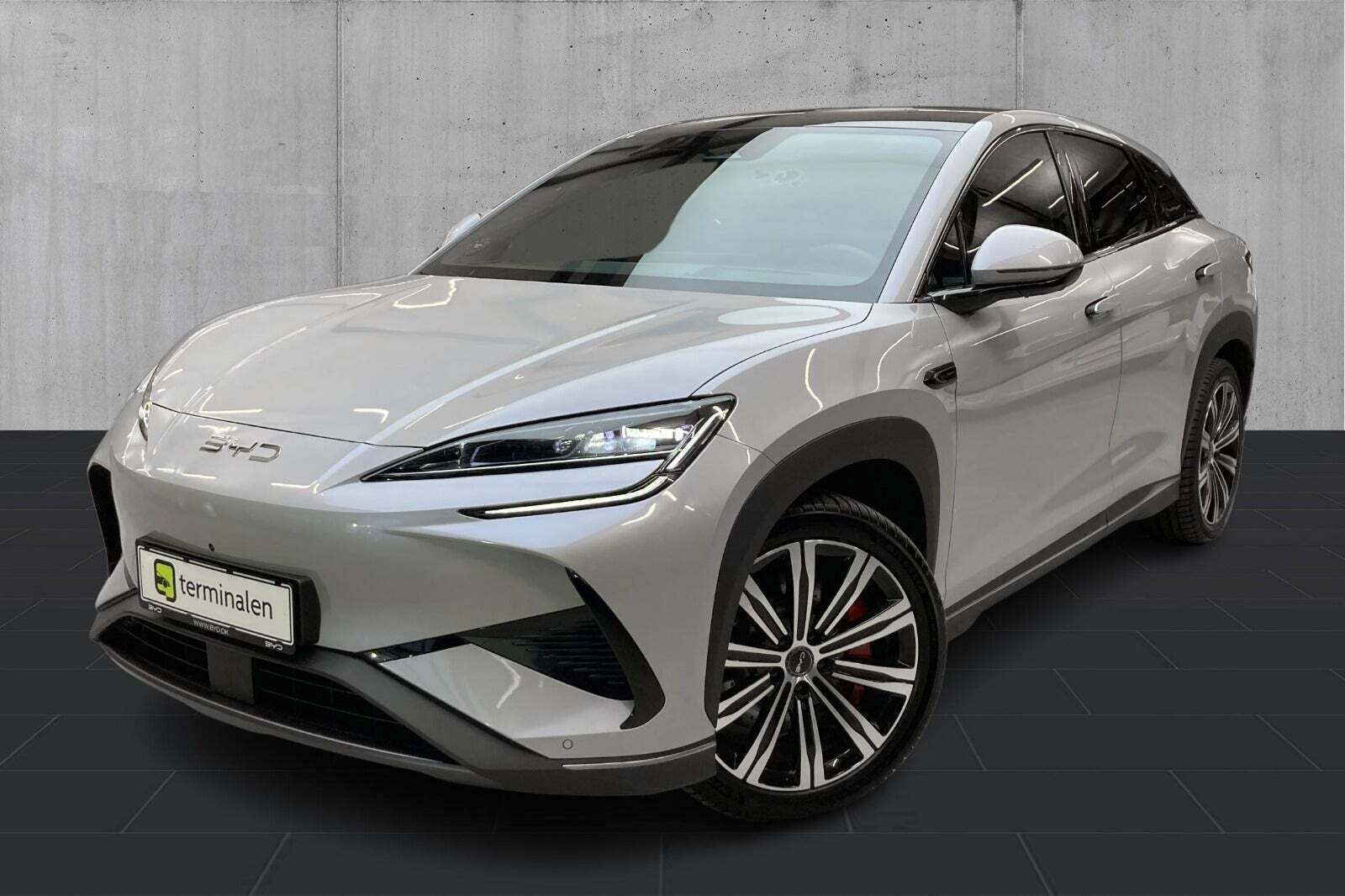 Grå BYD Sealion 7 fra 2024 set udefra