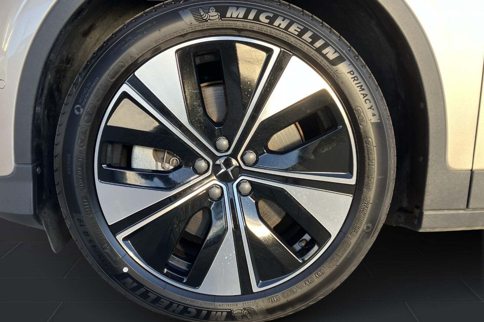 Orange Polestar 2 fra 2023