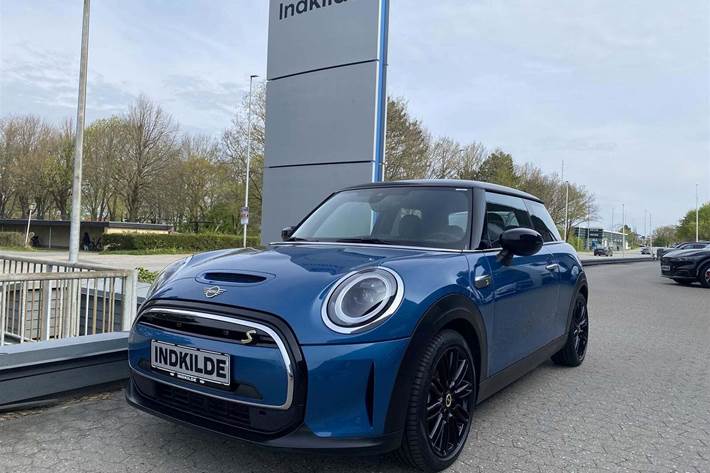 Blå Mini Cooper SE fra 2022 set udefra