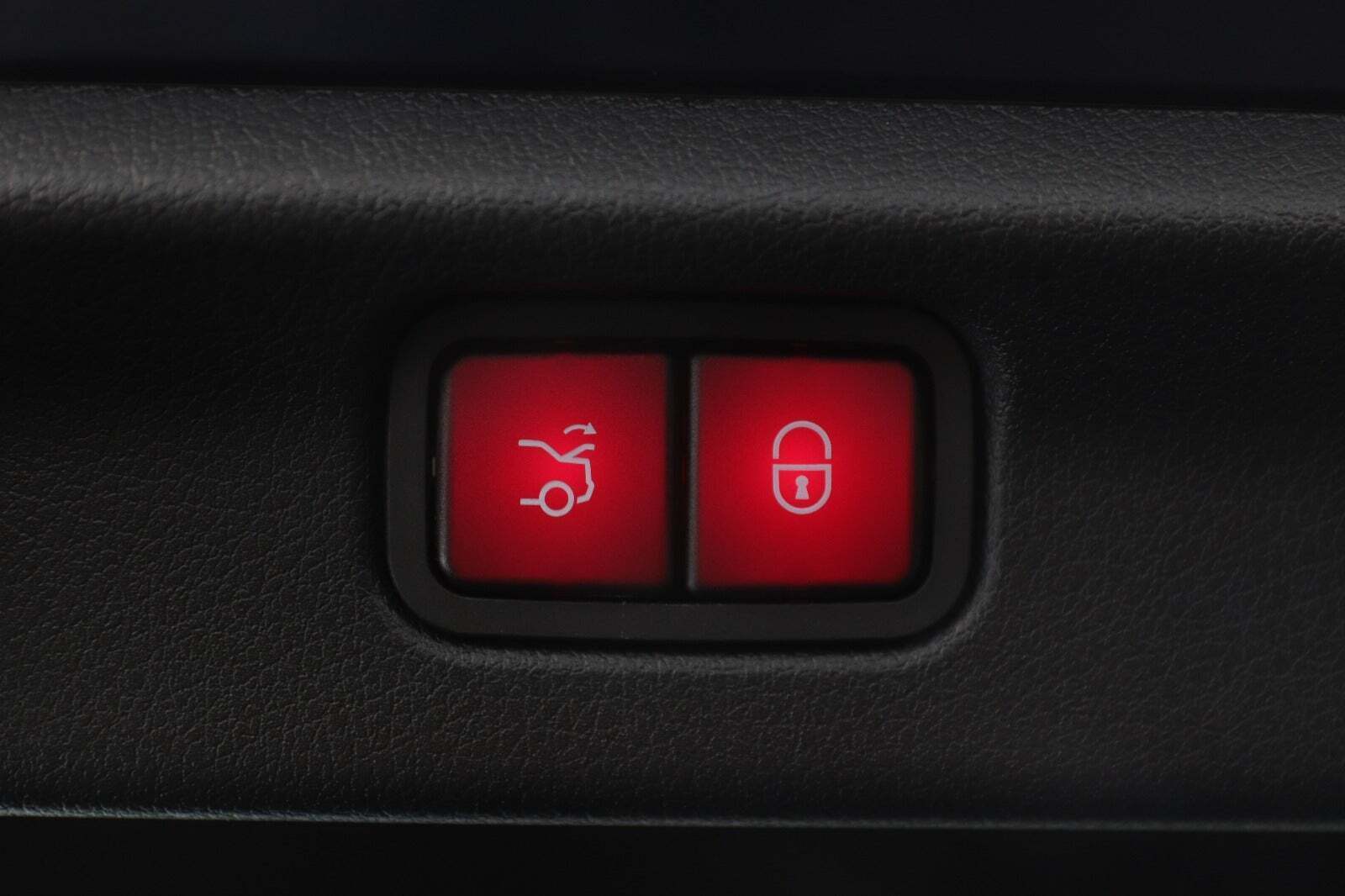 Blå Mercedes EQE300 fra 2024