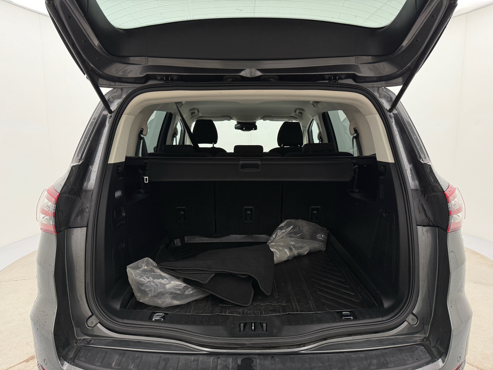 Grå Ford S-MAX fra 2022