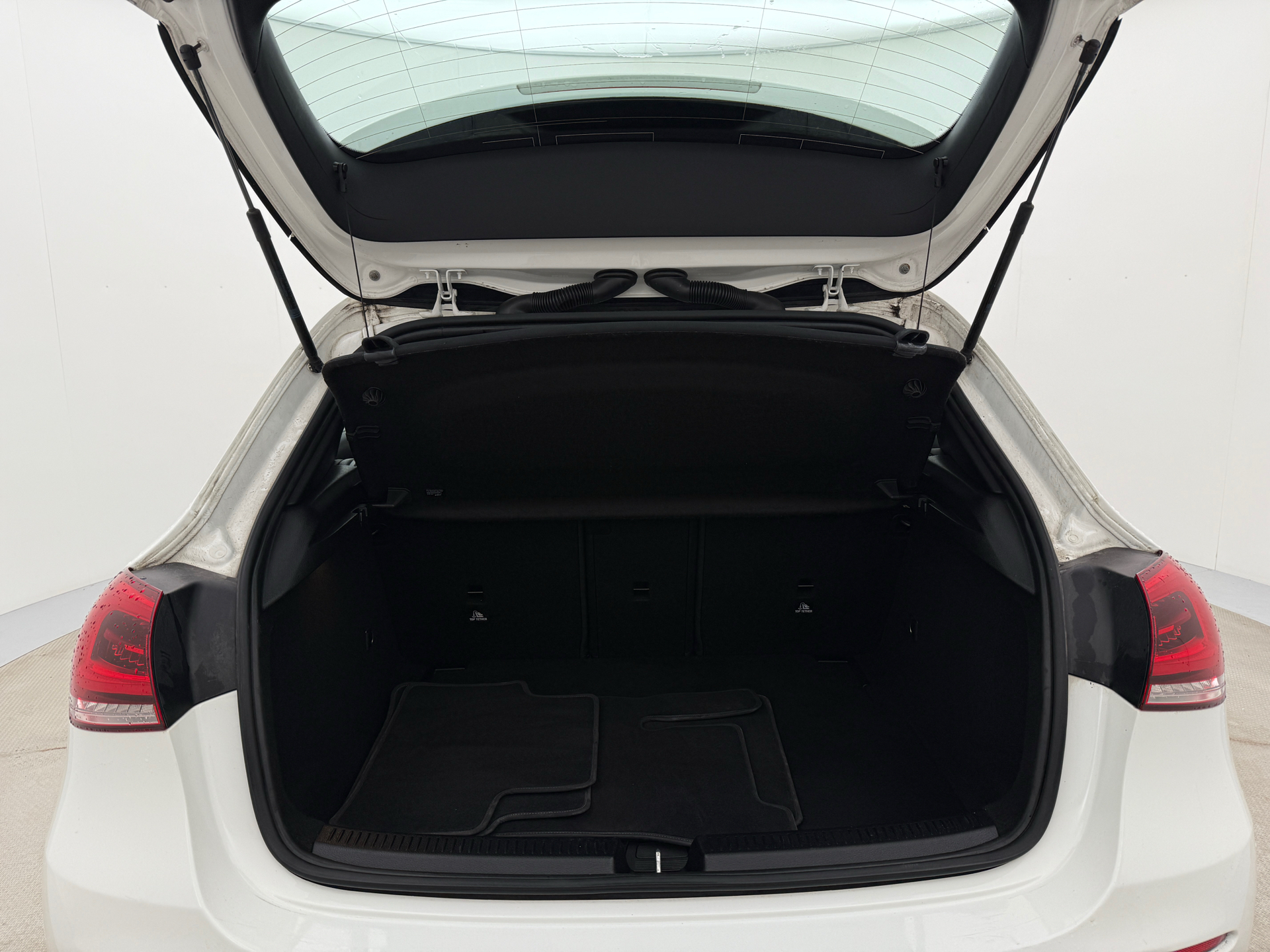 Hvid Mercedes A200 d fra 2022