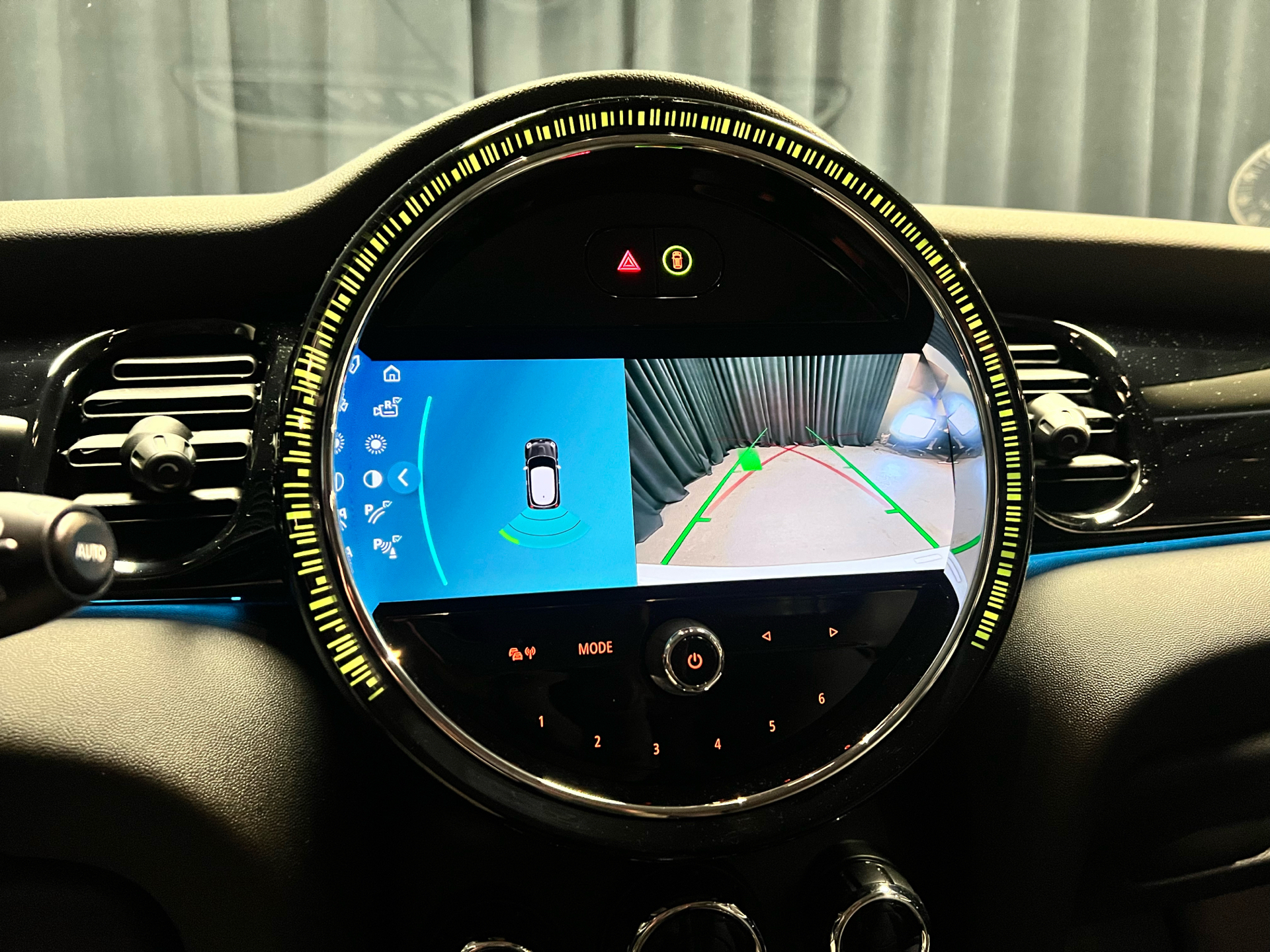 Hvid Mini Cooper fra 2023