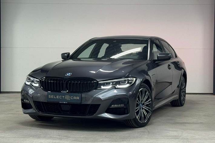 Grå BMW 330e fra 2022 set udefra