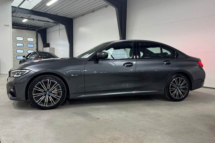 Grå BMW 330e fra 2022