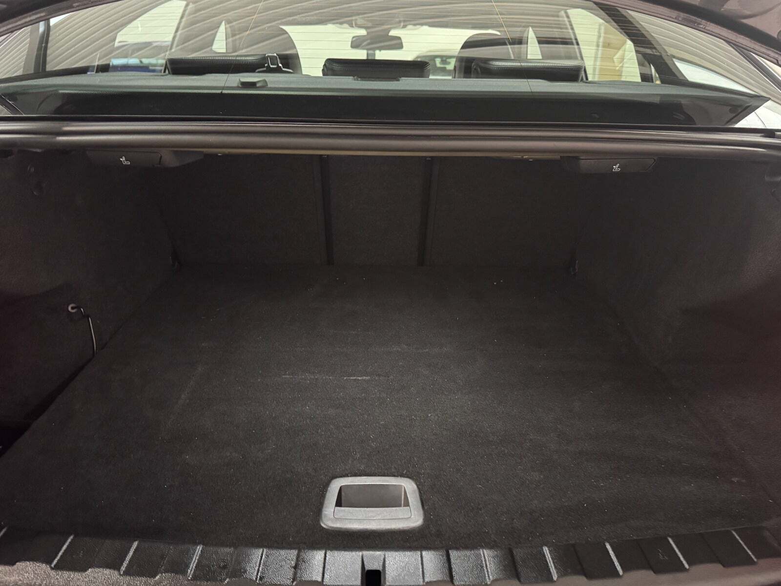 Grå BMW 330e fra 2022