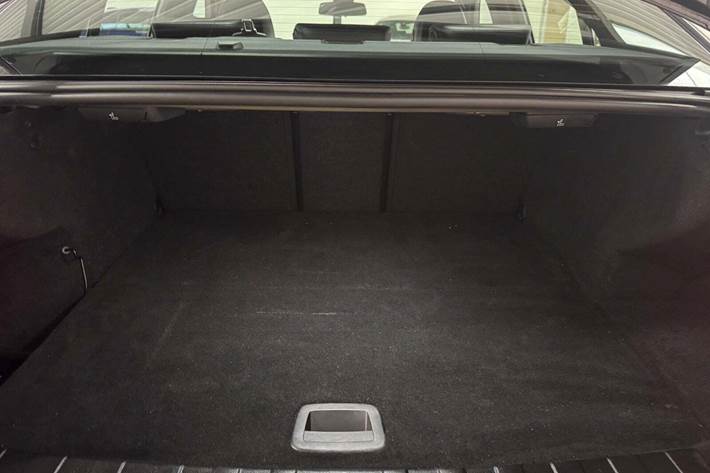 Grå BMW 330e fra 2022