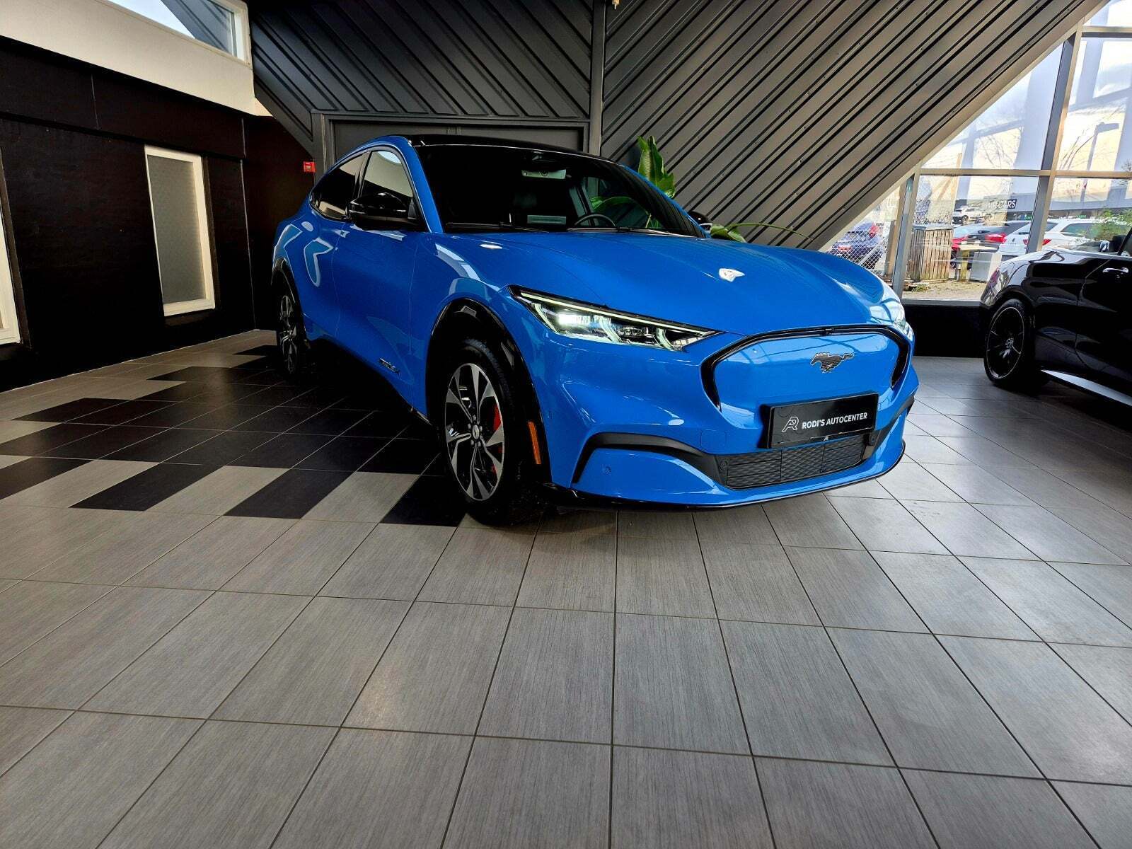 Blå Ford Mustang Mach-E fra 2023