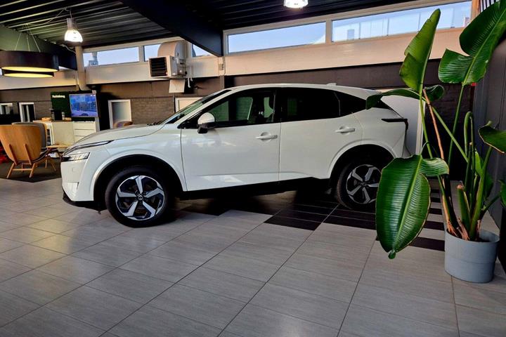 Hvid Nissan Qashqai fra 2021