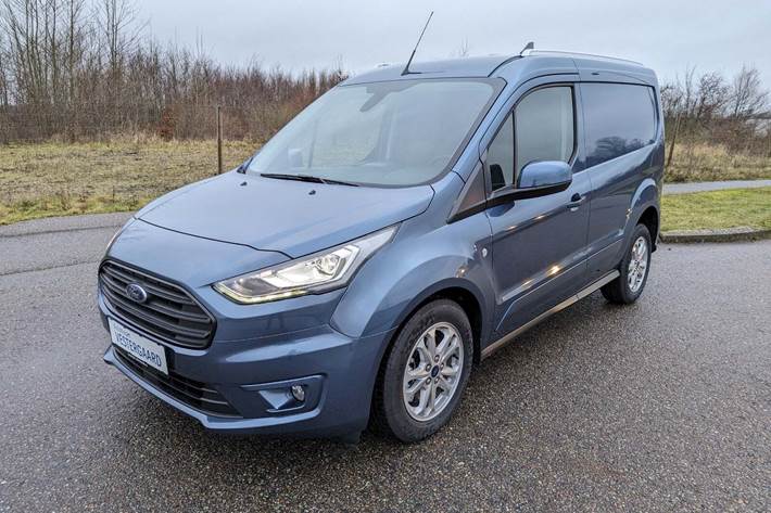 Blå Ford Transit Connect fra 2023 set udefra