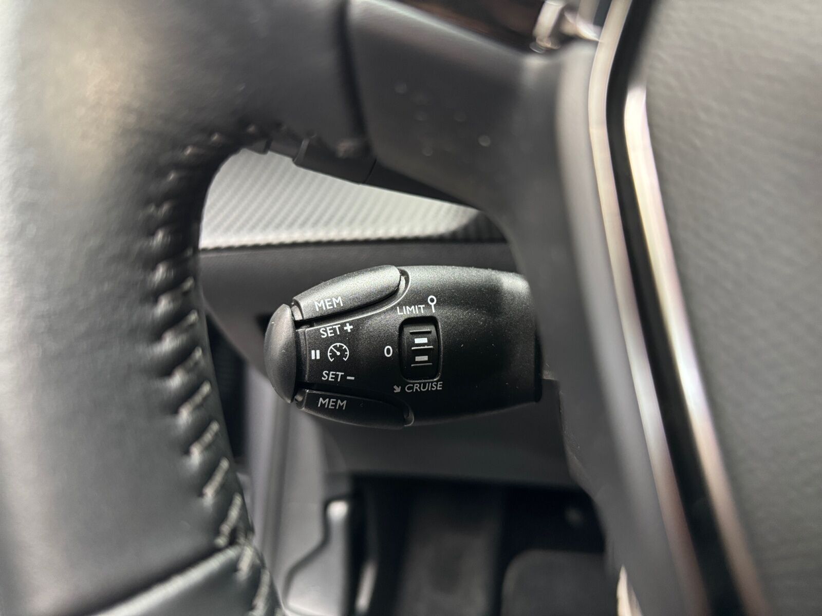 Grå Peugeot e-208 fra 2022