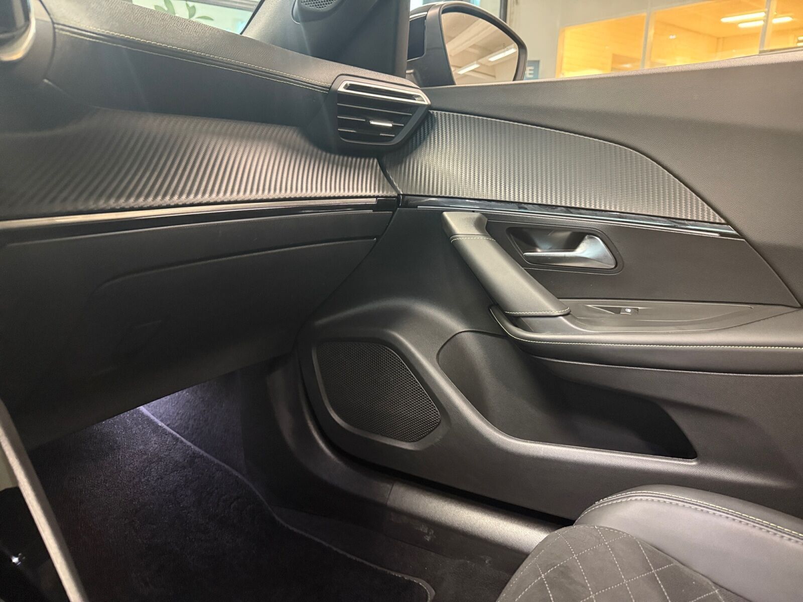 Sort Peugeot e-2008 fra 2022