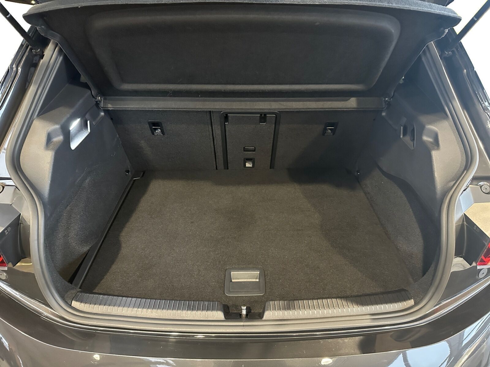 Grå Cupra Born fra 2023