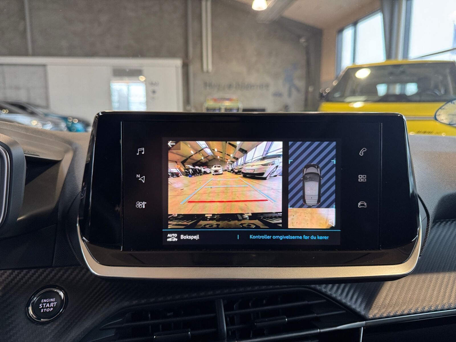 Blå Peugeot e-208 fra 2022