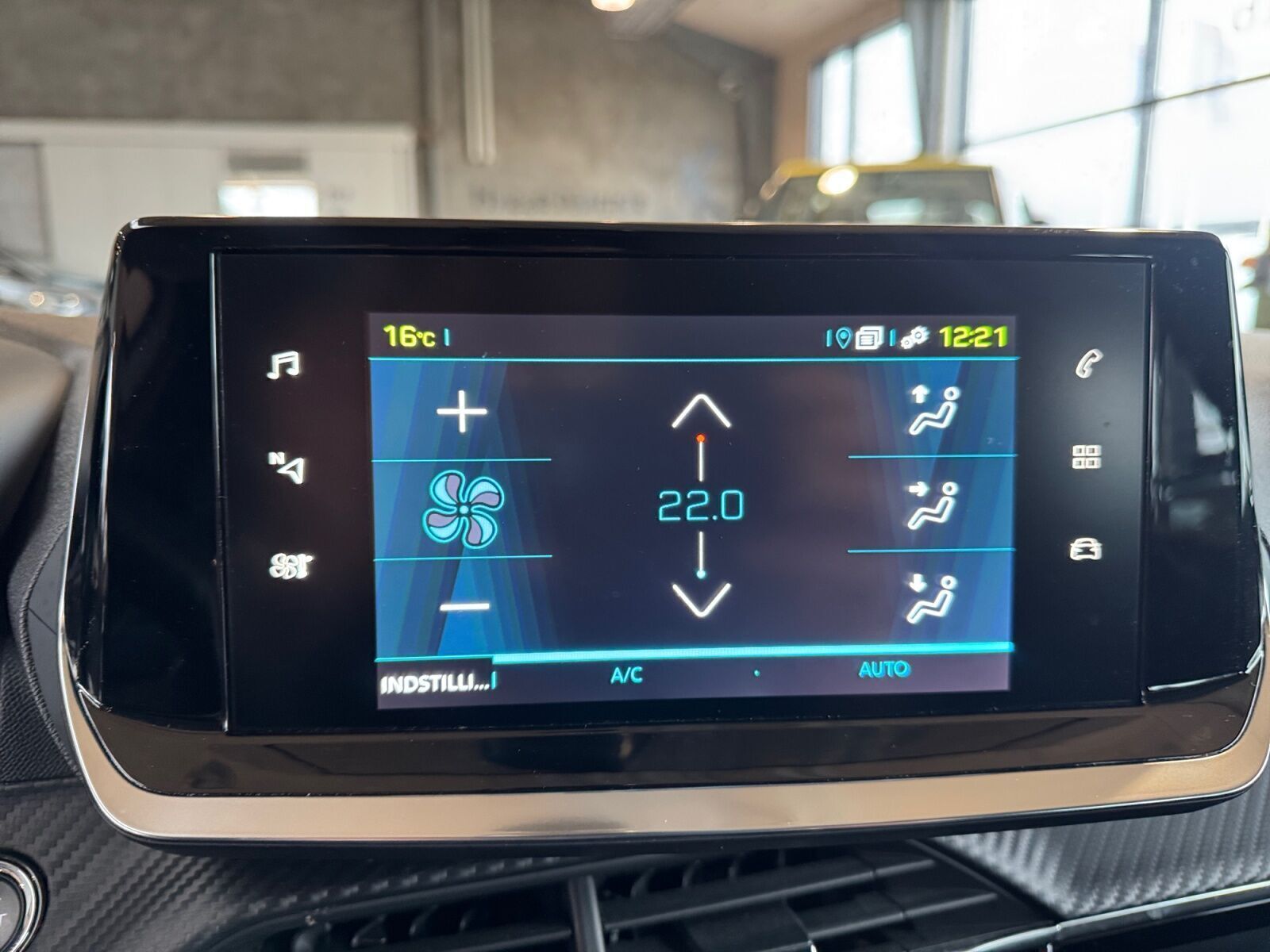 Hvid Peugeot e-208 fra 2021