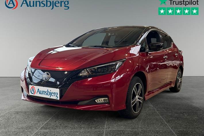 Rød Nissan Leaf fra 2023 set udefra