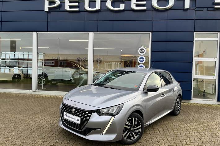 Grå Peugeot 208 fra 2023 set udefra