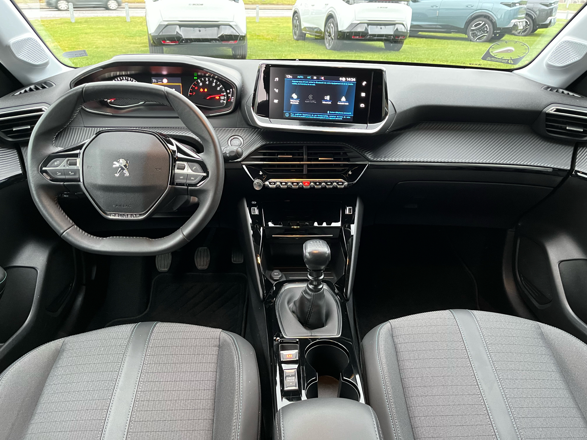 Grå Peugeot 208 fra 2023