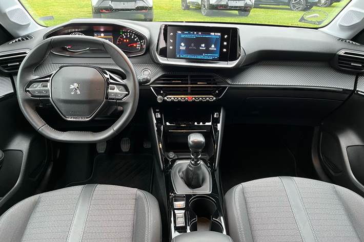 Grå Peugeot 208 fra 2023