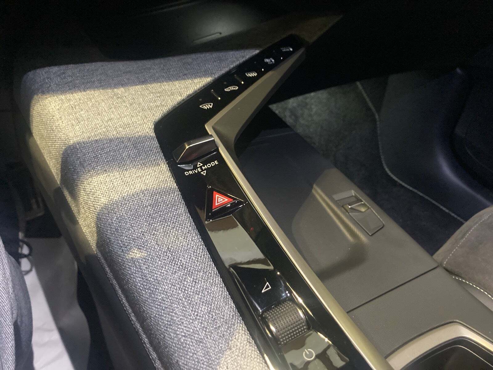 Grå Peugeot e-3008 fra 2025