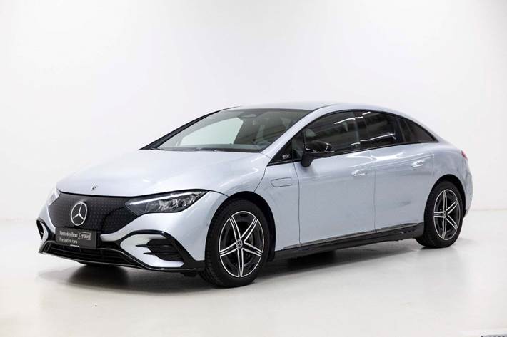 Sølv Mercedes EQE350 fra 2024 set udefra