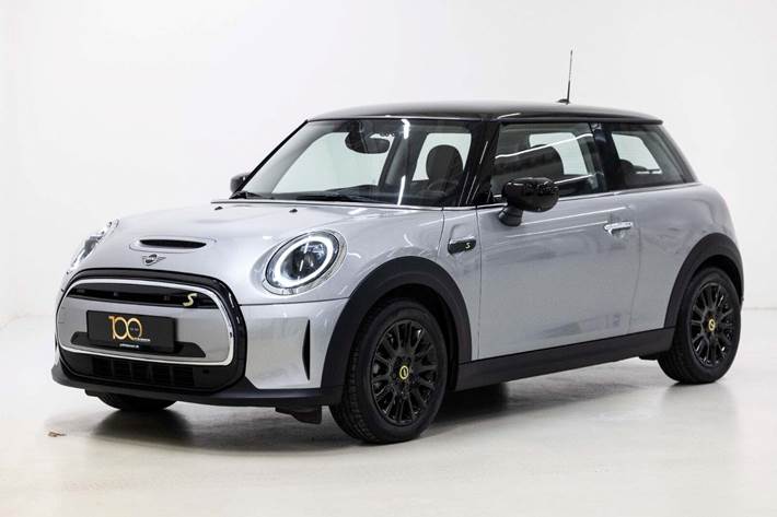 Sølv Mini Cooper SE fra 2023 set udefra