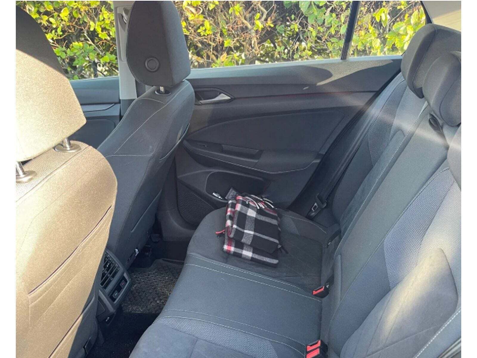 Grå VW Golf VIII fra 2021