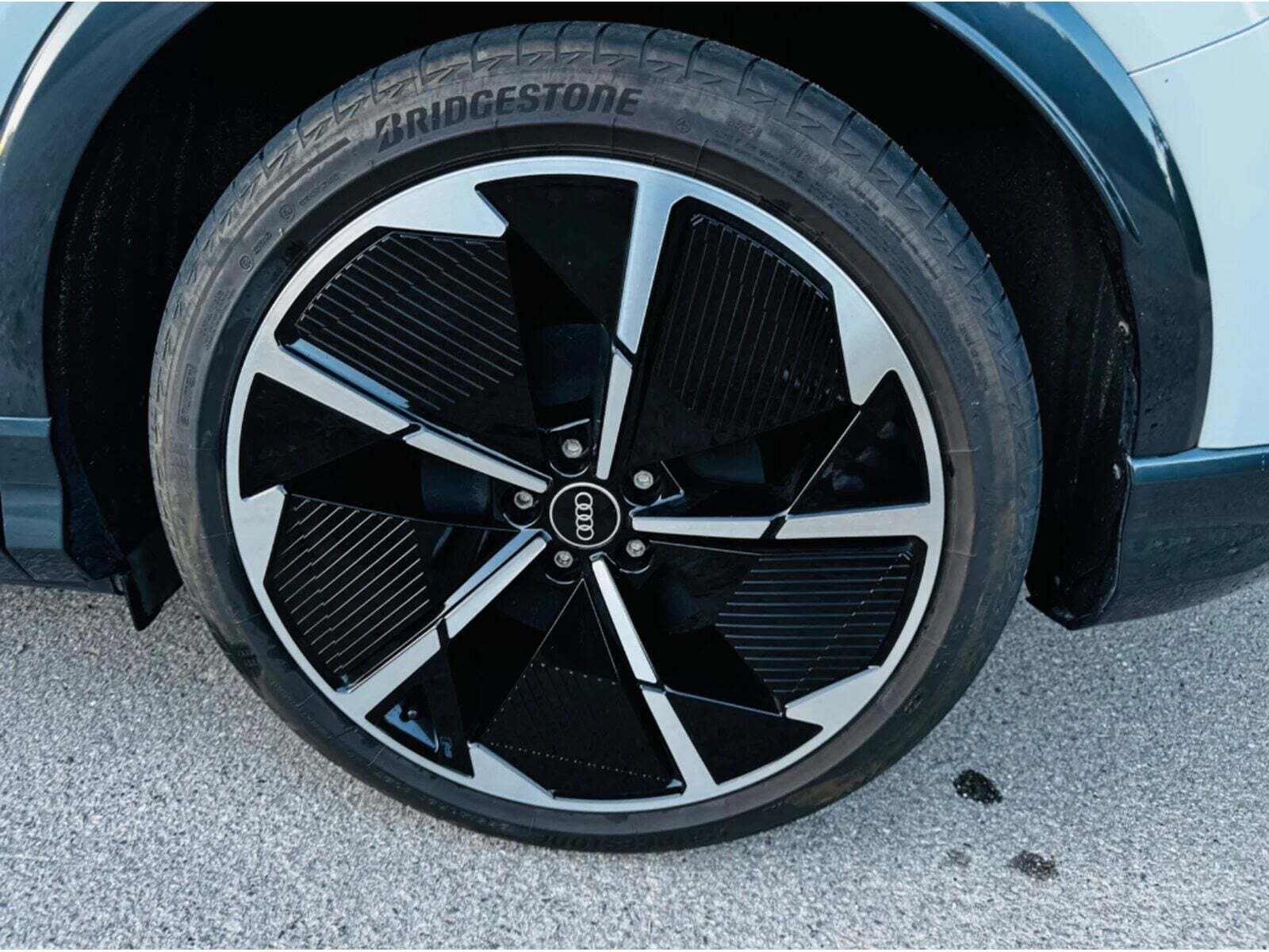 Hvid Audi Q4 e-tron fra 2022