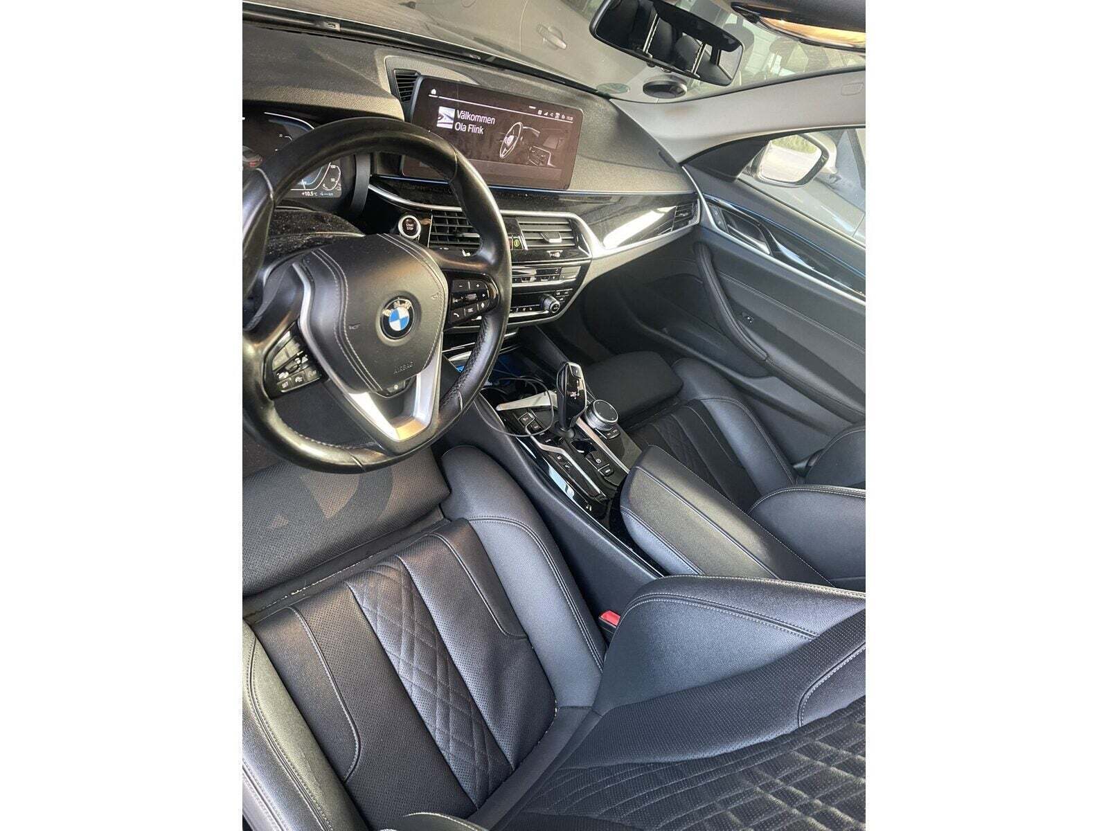 Grå BMW 530e fra 2021