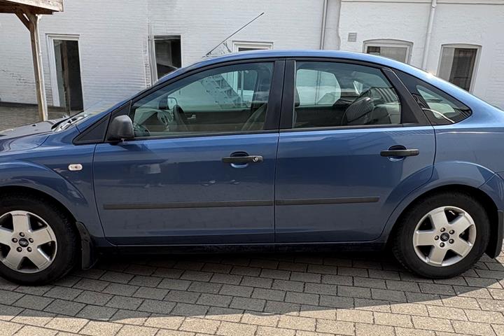 Blå Ford Focus fra 2005