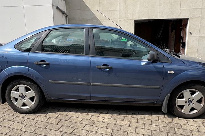Blå Ford Focus fra 2005