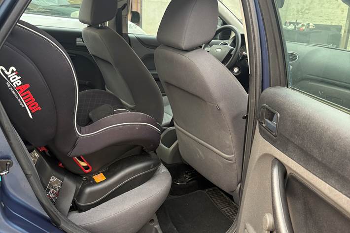 Blå Ford Focus fra 2005