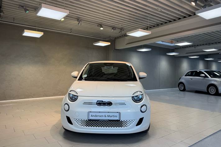 Hvid Fiat 500e fra 2023