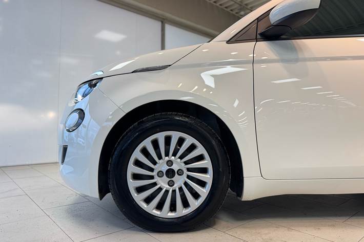 Hvid Fiat 500e fra 2023