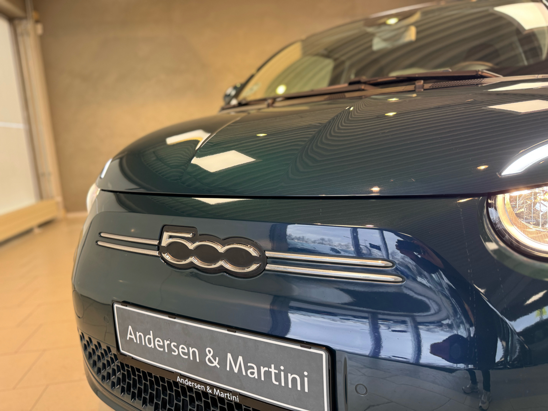 Blå Fiat 500e fra 2023