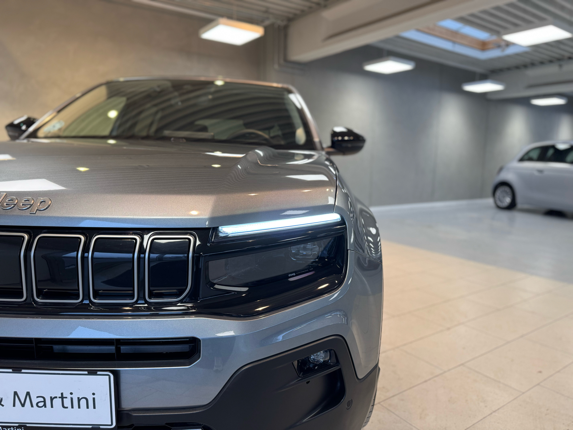Grå Jeep Avenger fra 2024