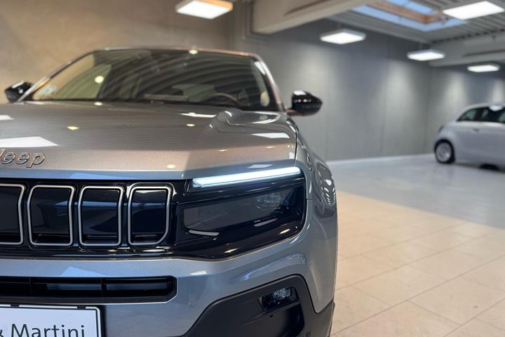 Grå Jeep Avenger fra 2024