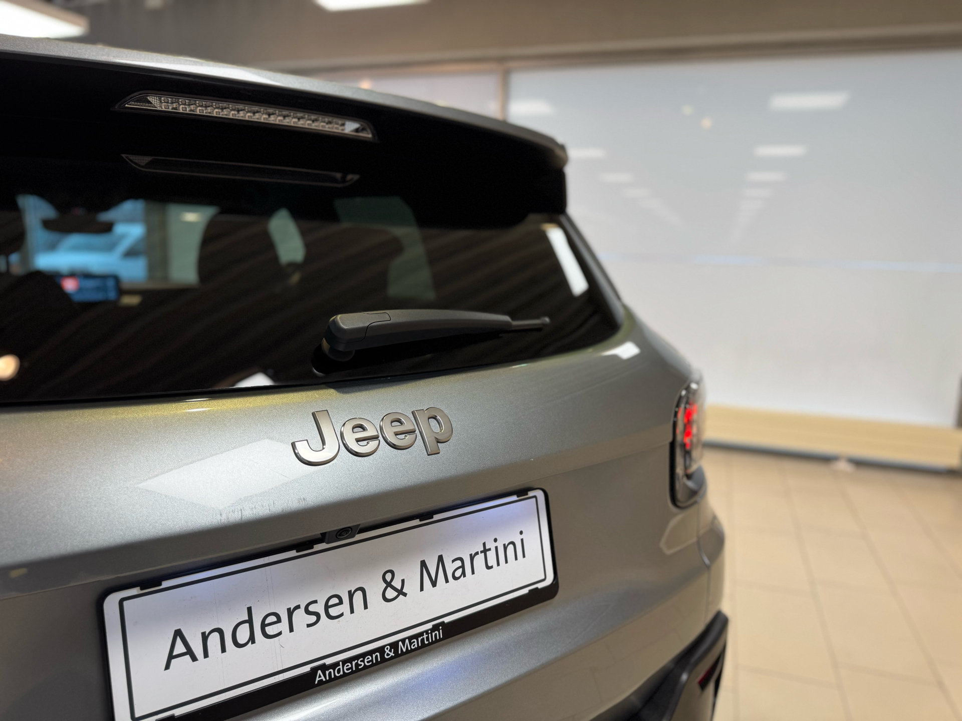 Grå Jeep Avenger fra 2024