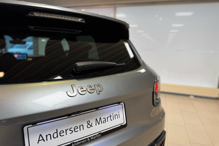 Grå Jeep Avenger fra 2024