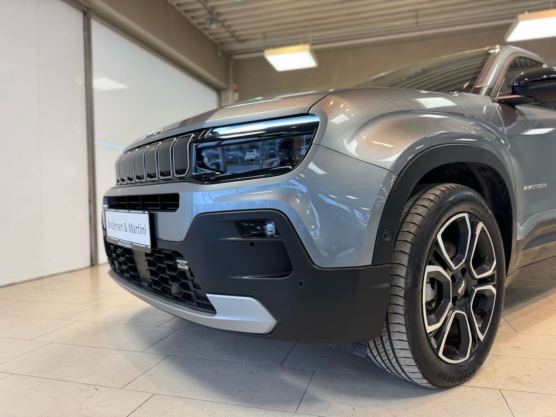 Grå Jeep Avenger fra 2024