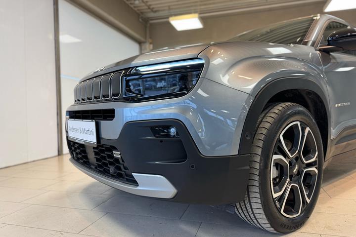 Grå Jeep Avenger fra 2024