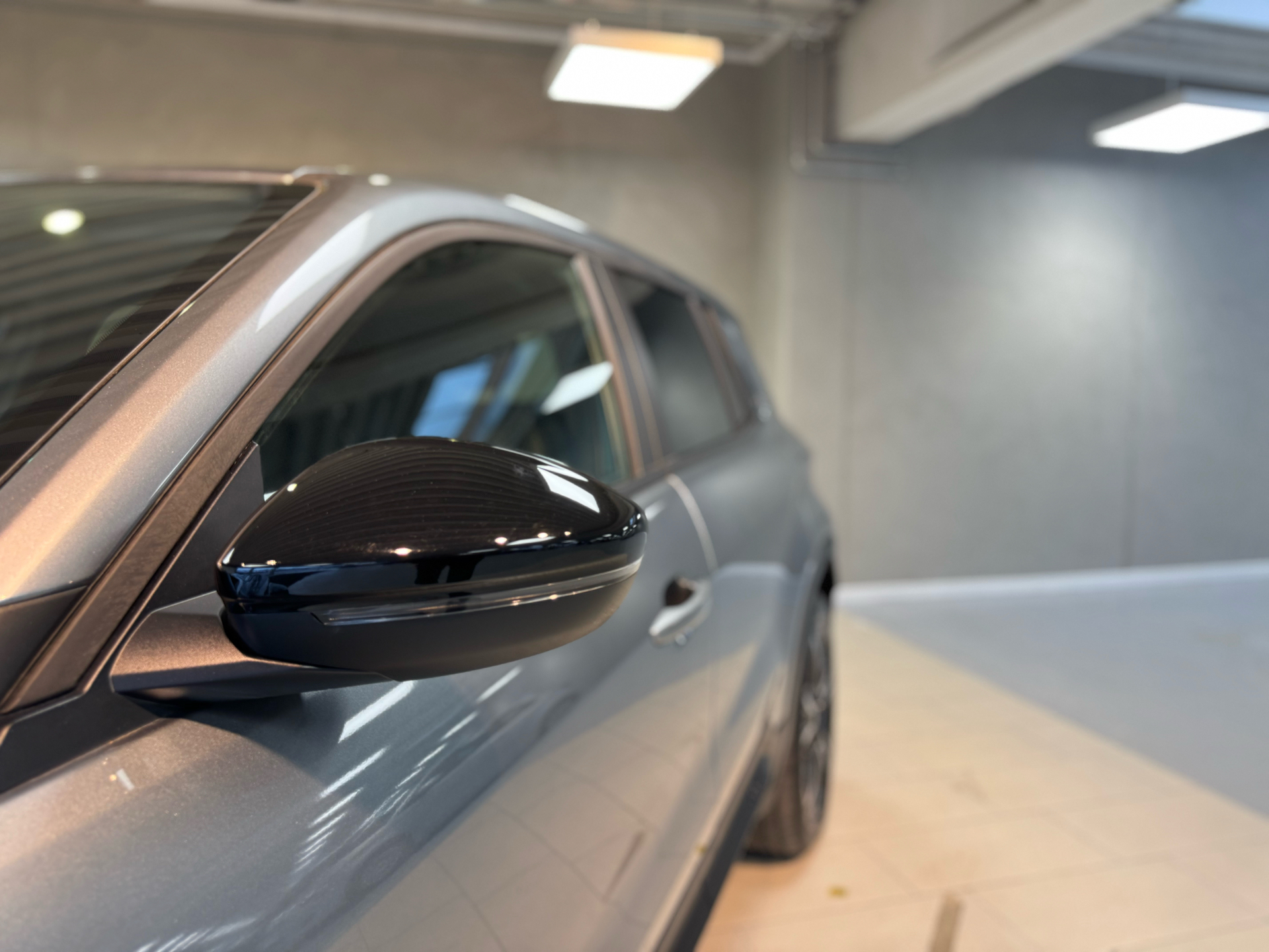 Grå Jeep Avenger fra 2024