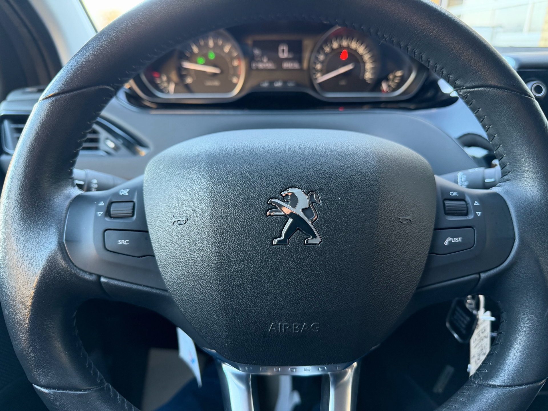 Grå Peugeot 208 fra 2019