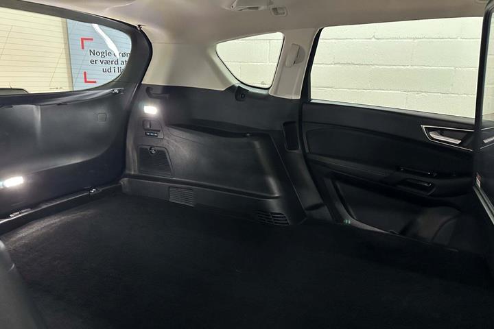 Sort Ford S-MAX fra 2020 set indefra