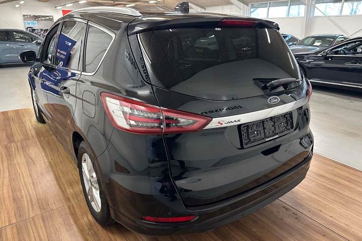 Sort Ford S-MAX fra 2020 set udefra