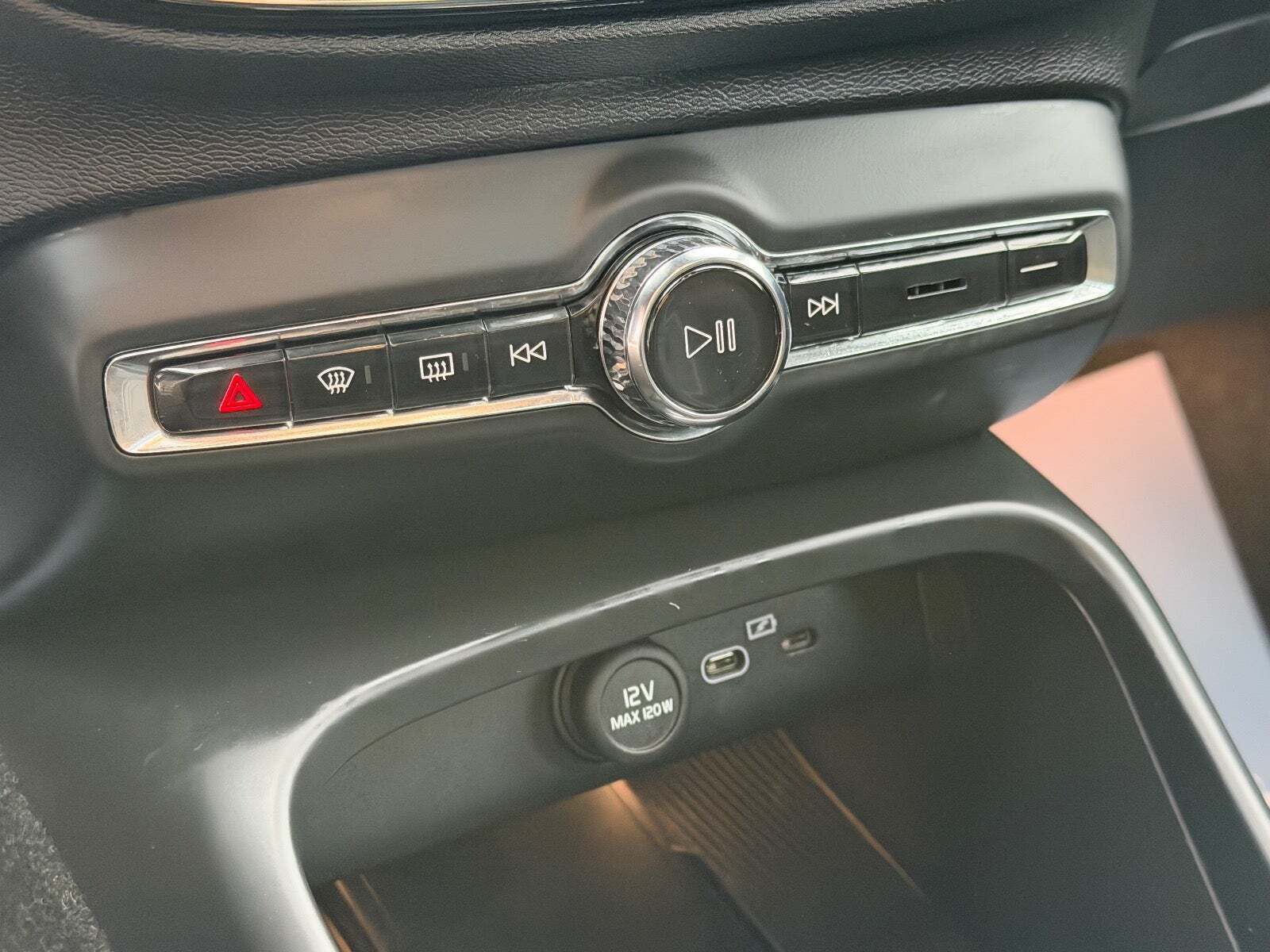 Rød Volvo XC40 fra 2021