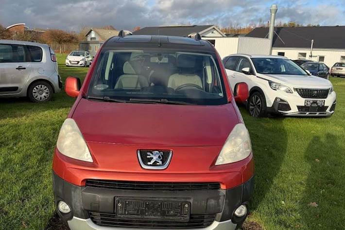 Grå Peugeot Partner Tepee fra 2008 set udefra