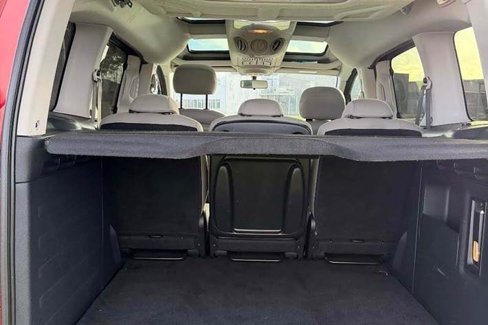 Grå Peugeot Partner Tepee fra 2008 set udefra